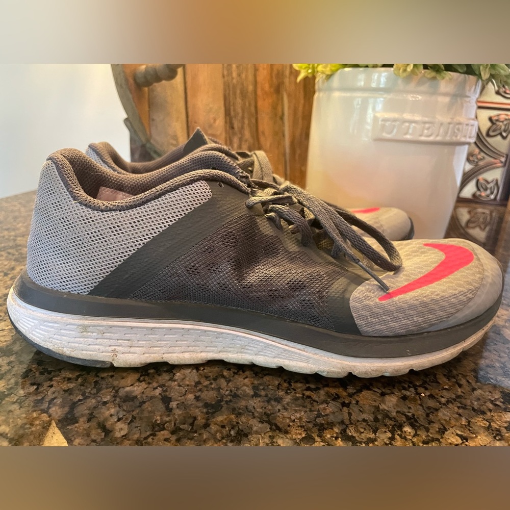 🔥BOGO🔥 Nike Size 8